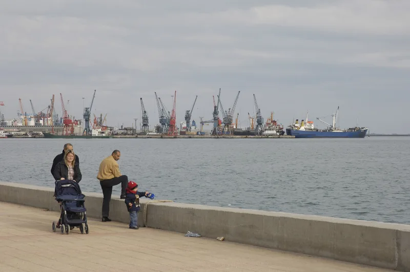 Atatürkov park (Mersin) – nábrežie s pomníkom pri mori