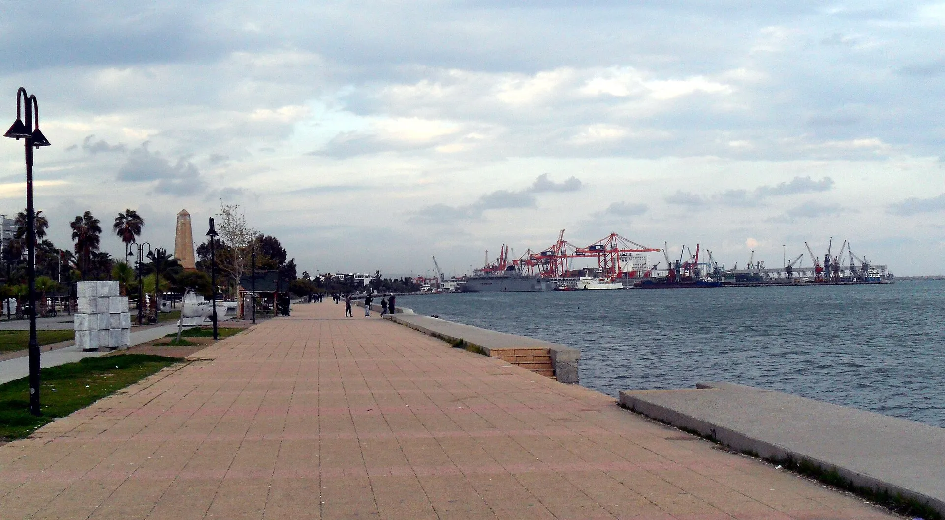 Atatürkpark (Mersin) — een promenade met een monument aan zee