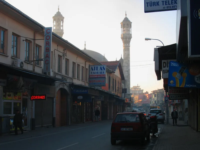 De Aziziye-moskee in Konya — de unieke minaretten van Turkije