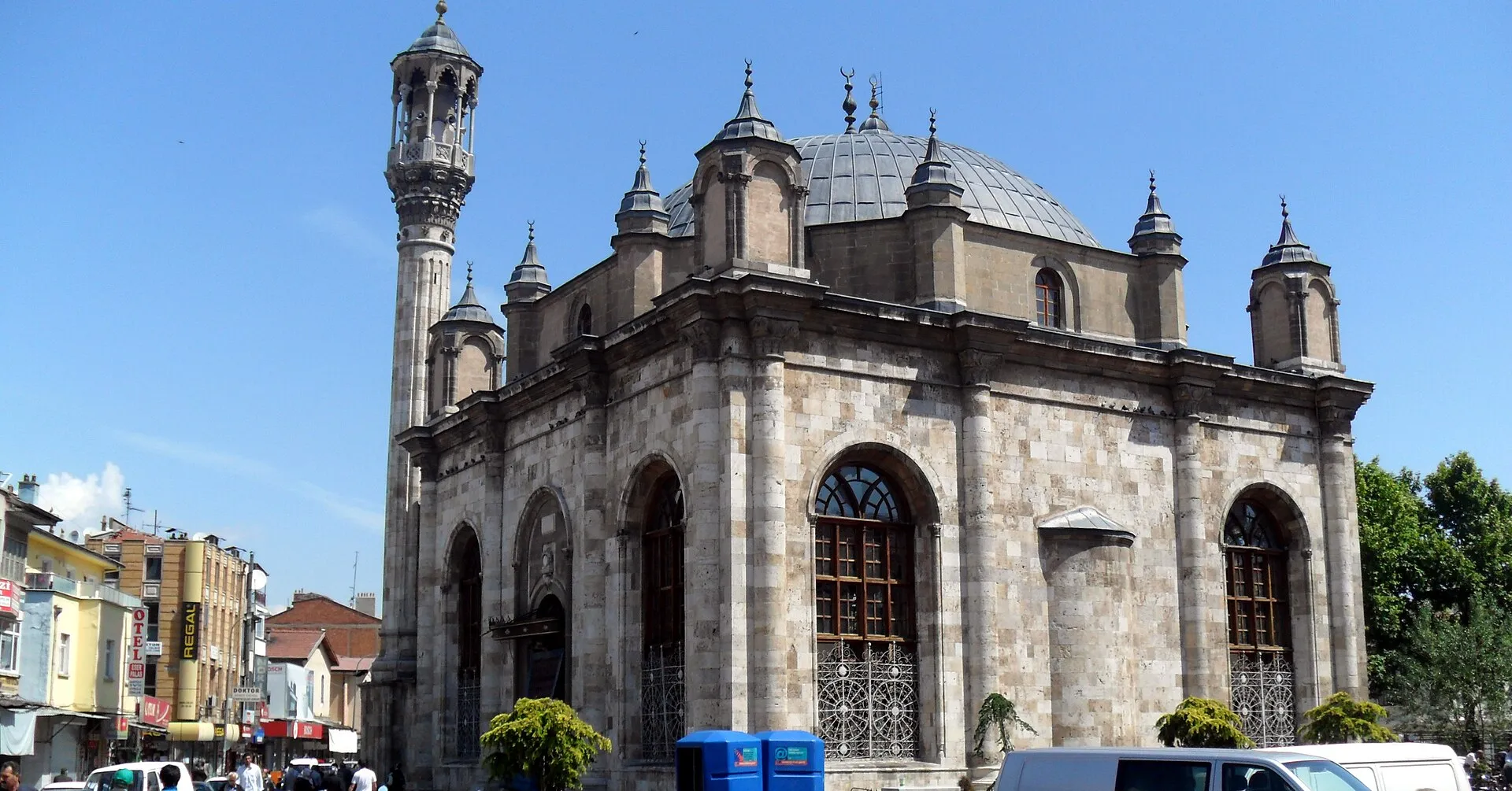 De Aziziye-moskee in Konya — de unieke minaretten van Turkije
