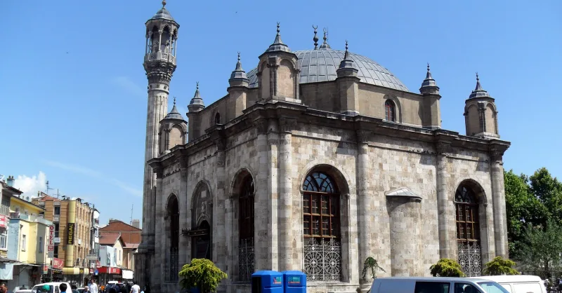 De Aziziye-moskee in Konya — de unieke minaretten van Turkije