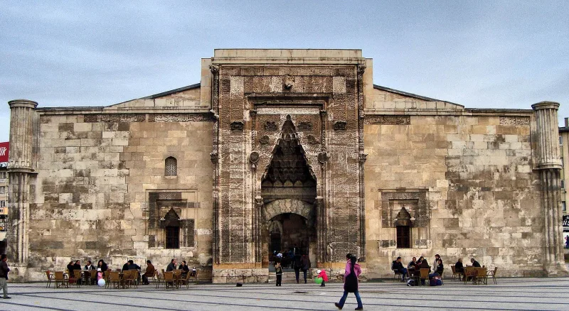 De Buruji-medrese in Sivas – een parel van de Seltsjoekse architectuur