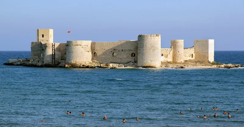 Corycus (Kızkalesi) — twee kastelen aan de kust en in zee in Cilicië
