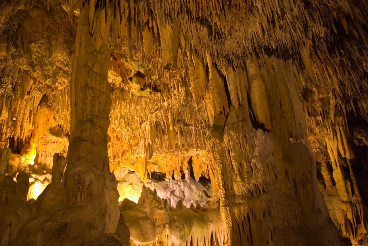 De Damlataş-grot (Damlataş Mağarası) in Alanya – een natuurwonder met een heilzaam microklimaat