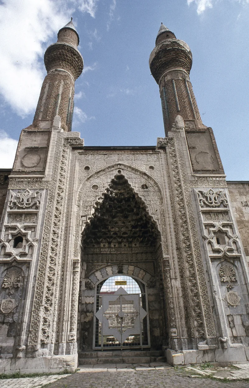 De Gök Medrese in Sivas — de „Hemelse Medrese“ van de Seltsjoeken