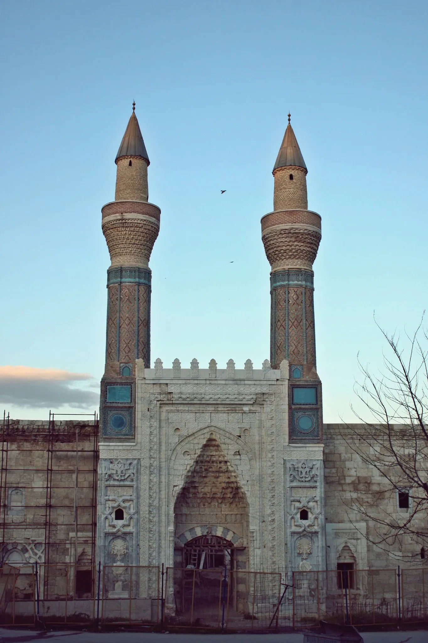 De Gök Medrese in Sivas — de „Hemelse Medrese“ van de Seltsjoeken