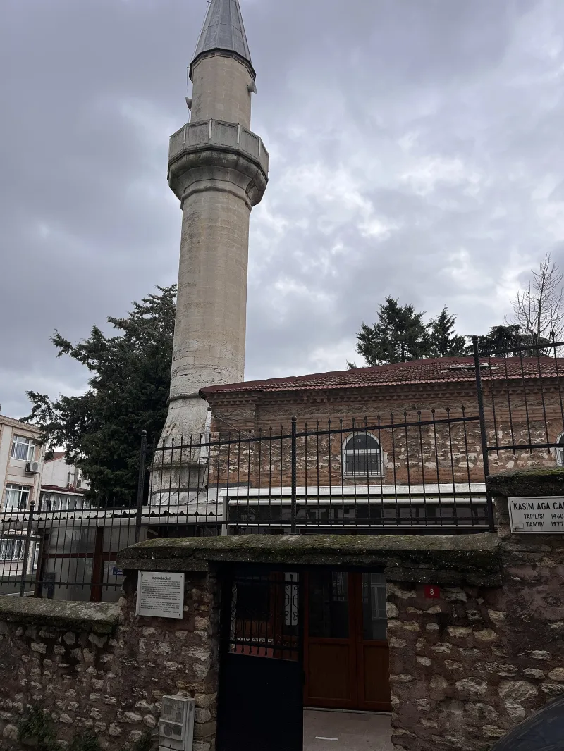 De Kasim Aga-moskee in Istanbul: geschiedenis en hoe je er naartoe kunt gaan