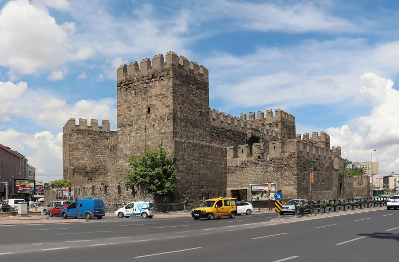 De vesting van Kayseri (Kayseri Kalesi) — een citadel van basalt