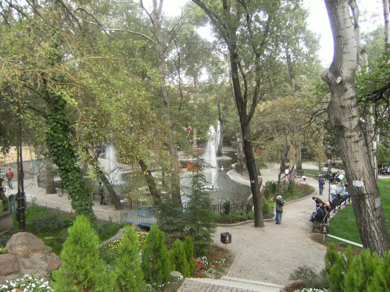 Kuğulu Park — zwanen in het centrum van Ankara