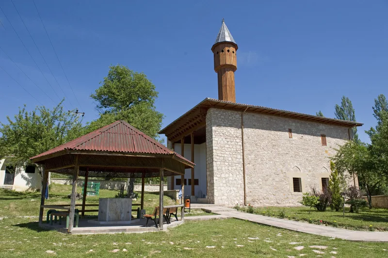 De Mahmut Bey-moskee in Kasaba — een houten moskee uit de 14e eeuw