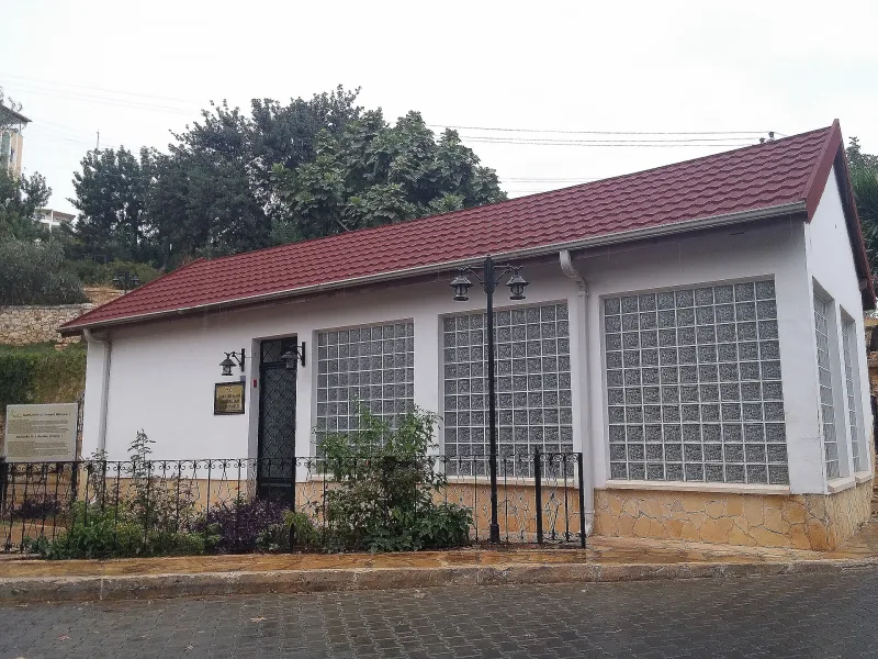 Het Narlykuyu-museum — het mozaïek „De drie Gratiën“ in Silifke