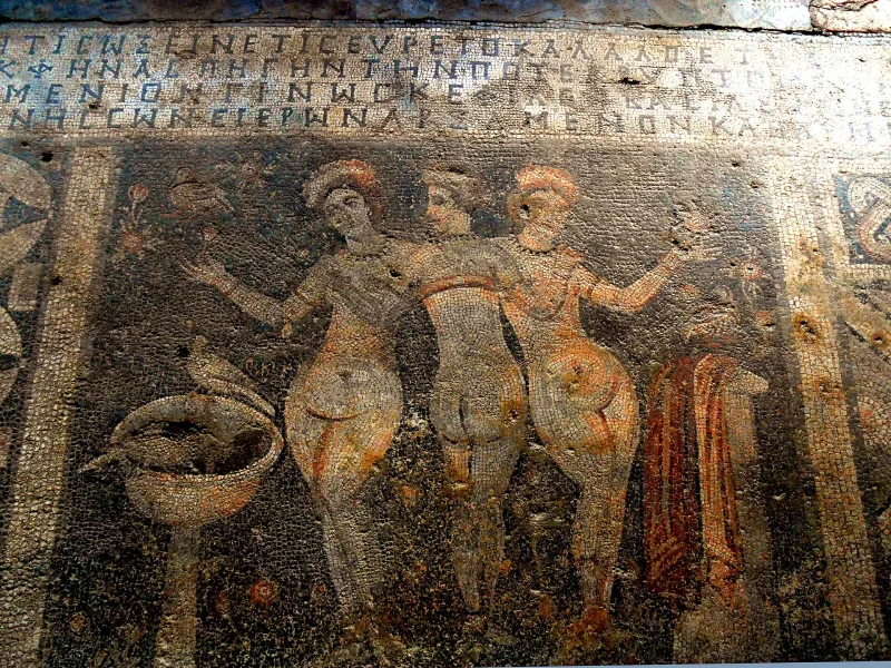 Het Narlykuyu-museum — het mozaïek „De drie Gratiën“ in Silifke
