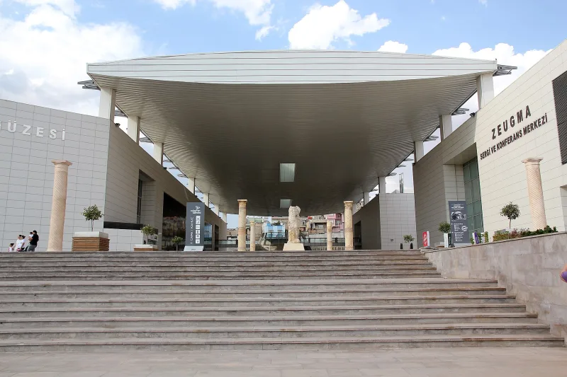 Het Narlykuyu-museum — het mozaïek „De drie Gratiën“ in Silifke