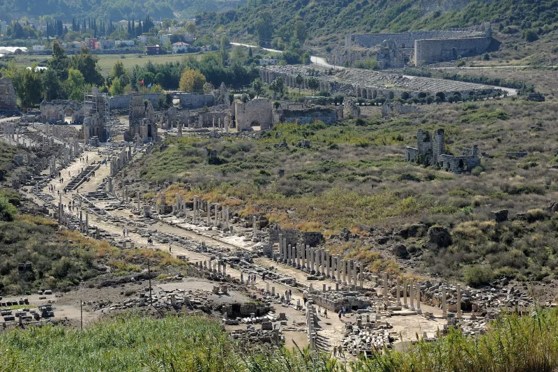 Perge: de antieke stad in Pampilië, vlak bij Antalya — reisgids en tips