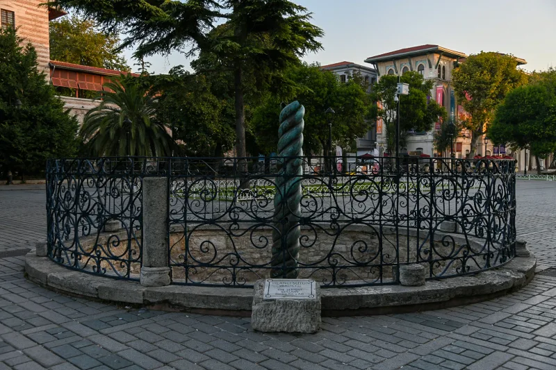 De slangenkolonne in Istanbul: geschiedenis, weetjes, hoe kom je er