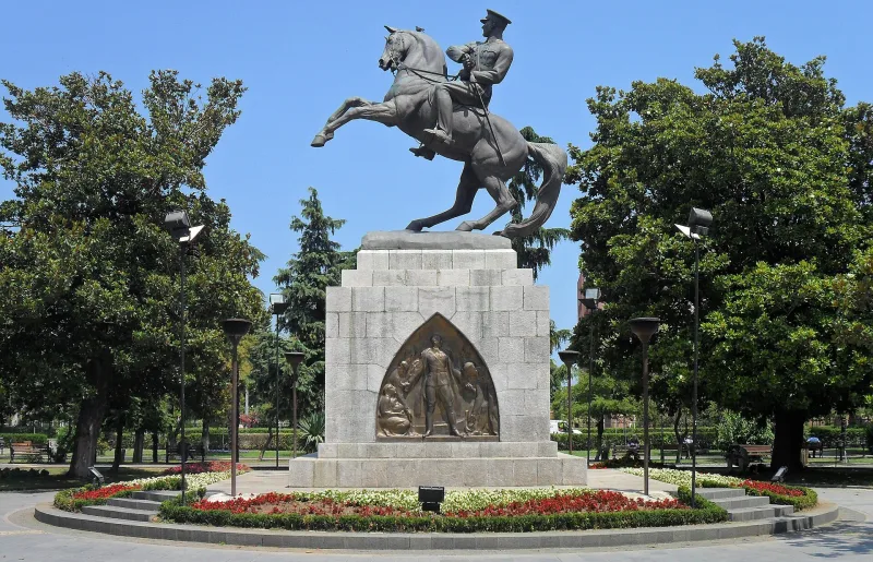 Onur Anıtı (Eerbetoonmonument) — een standbeeld van Atatürk te paard in Samsun