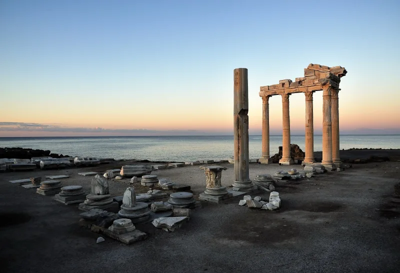 De tempel van Apollo in Side — zonsondergang bij de Korinthische zuilen