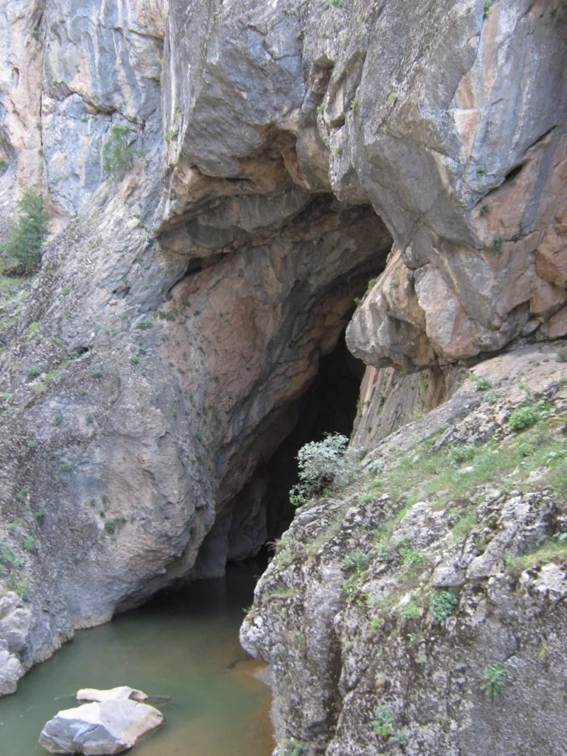 De Tigris-tunnel (Dicle Tüneli) — Assyrische reliëfs bij de bron van de Tigris
