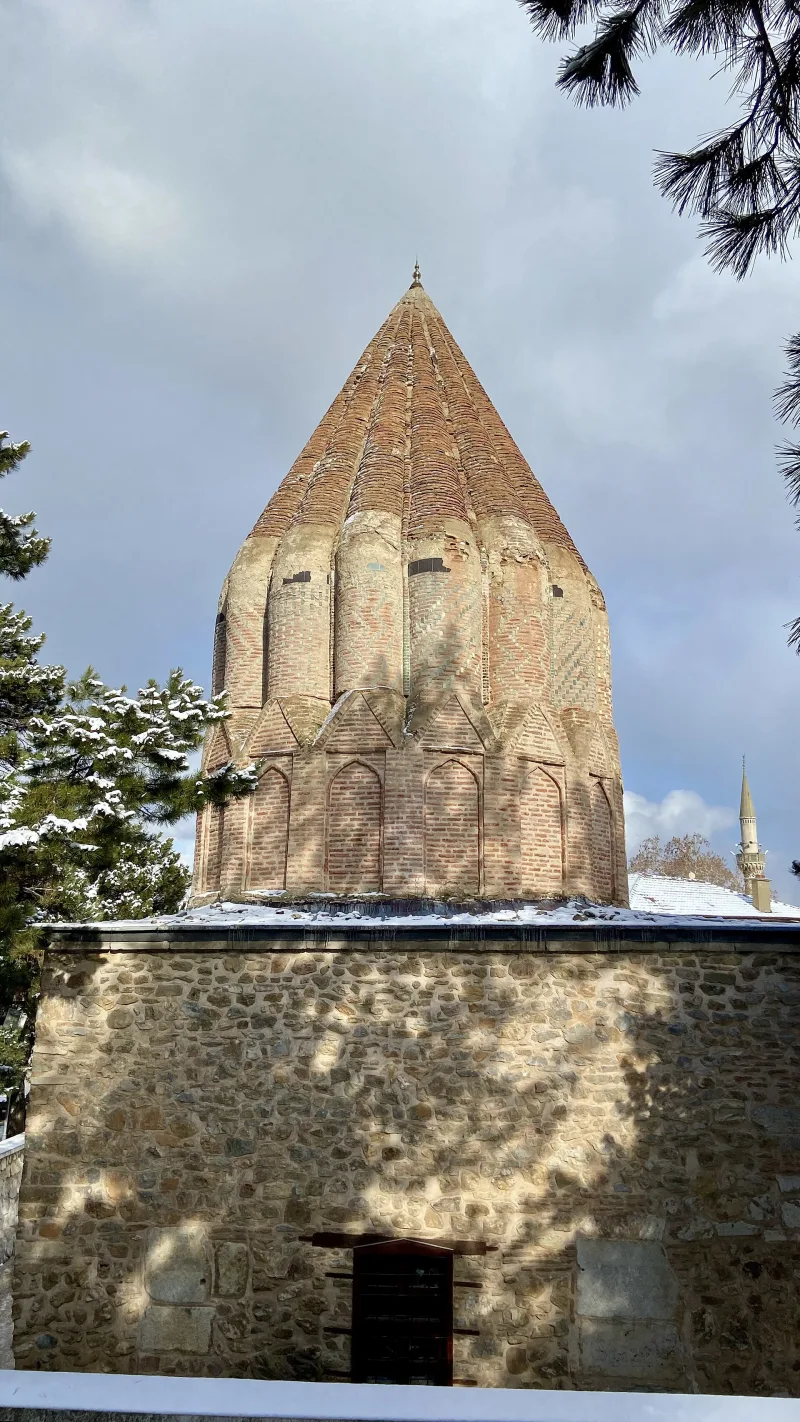 De tombe van Seyyid Mahmud Hayrani in Akşehir — een soefi uit de 13e eeuw