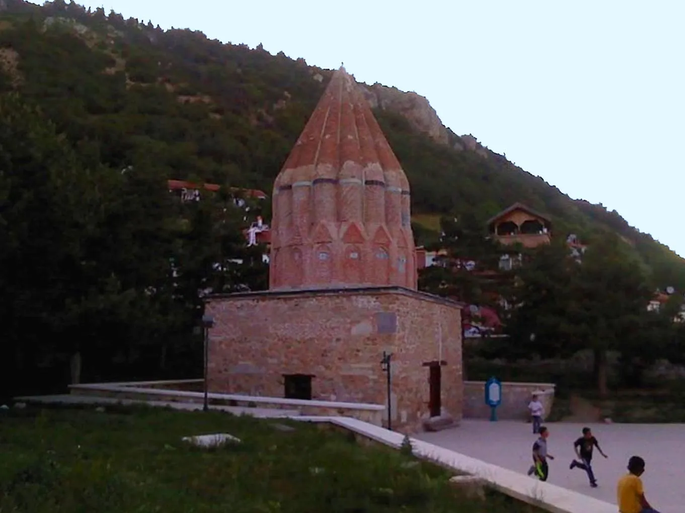De tombe van Seyyid Mahmud Hayrani in Akşehir — een soefi uit de 13e eeuw
