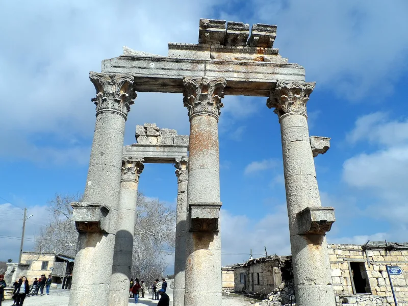 Uzuncaburç (Diokaisareia) — świątynia Zeusa Olba w Mersin