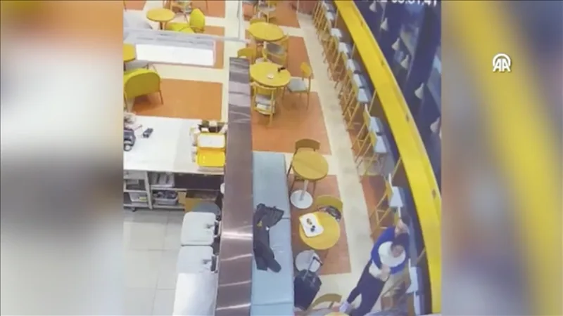 Stambulo oro uoste gerklėje įstrigusį maistą išgelbėjo moteris, atlikusi Heimlicho manevrą