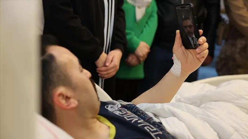 Vidaus reikalų ministras Çiftçi telefonu kalbasi su policijos pareigūnu, sužeistu per operaciją Kayseri mieste