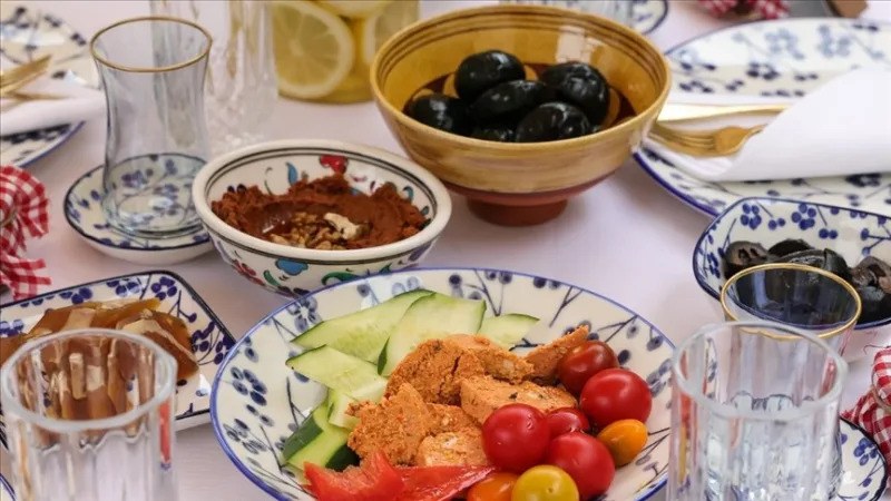 Ekspertai rekomenduoja po ramadano „laipsniškai grįžti prie įprasto mitybos režimo“