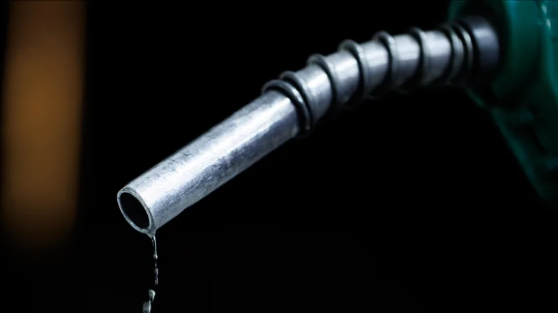 Podľa správ sa na niektorých čerpacích staniciach v Spojenom kráľovstve vyskytli „dočasné obmedzenia dodávok“