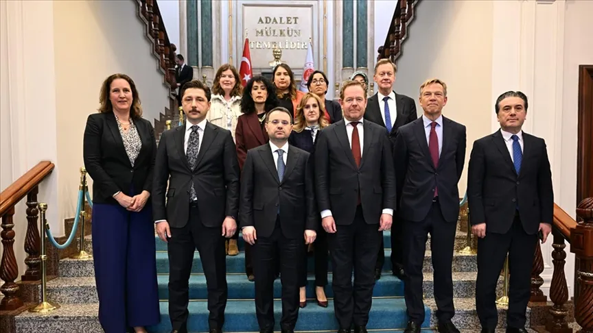 구르렉 법무부 장관이 네덜란드의 반 웰 법무·안전부 장관과 회담을 가졌다