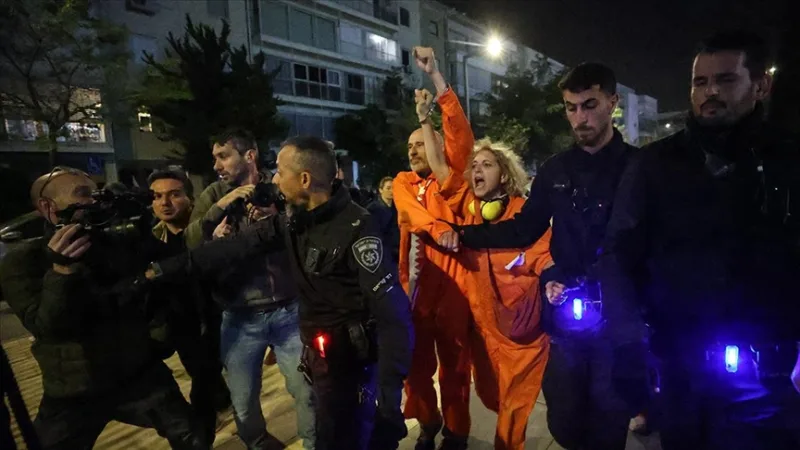 In Tel Aviv, der Hauptstadt Israels, wurden Kriegsgegner durch ein hartes Vorgehen der Polizei auseinandergetrieben