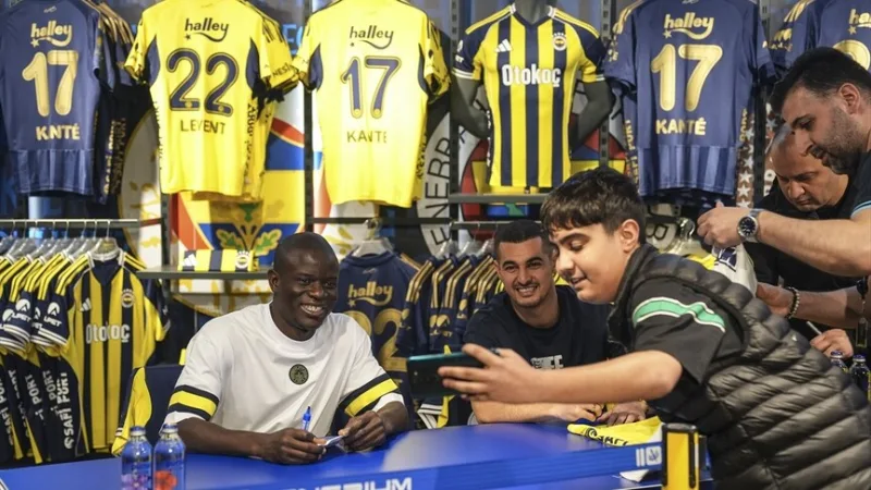 Die Fenerbahçe-Spieler Kante und Levent Mercan trafen sich beim Autogrammtag mit den Fans