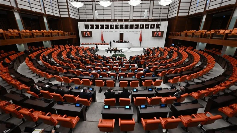 A közösségi médiára és a szülési szabadságra vonatkozó szabályozásokat is tartalmazó törvényjavaslat a Török Nagygyűlés plenáris ülésén