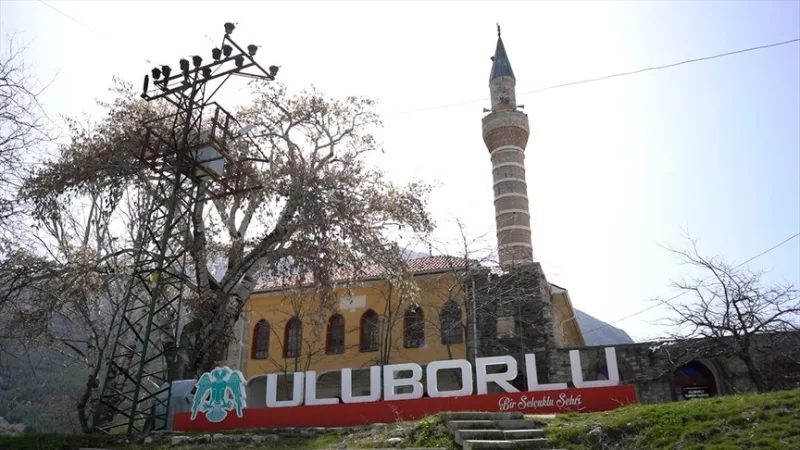 Isparta'da yaklaşık 8 asırlık Selçuklu camisi zamana direniyor