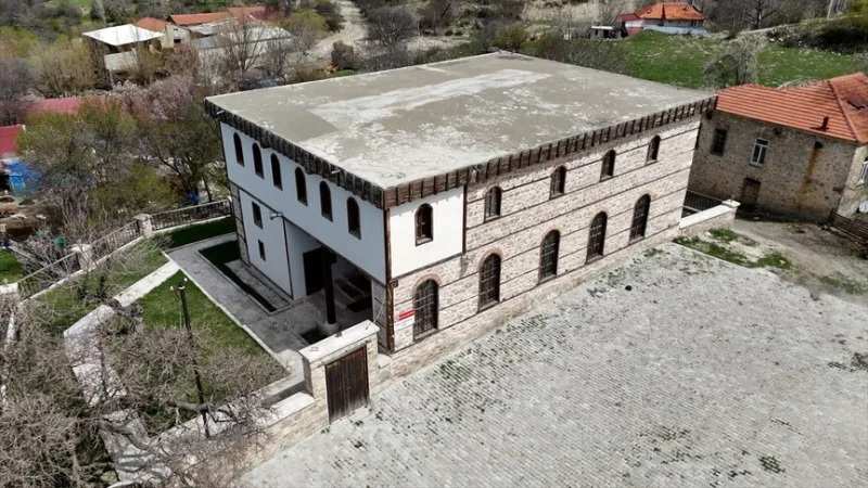 Isparta'daki kubbesiz cami yaklaşık 800 yıldır zamana meydan okuyor