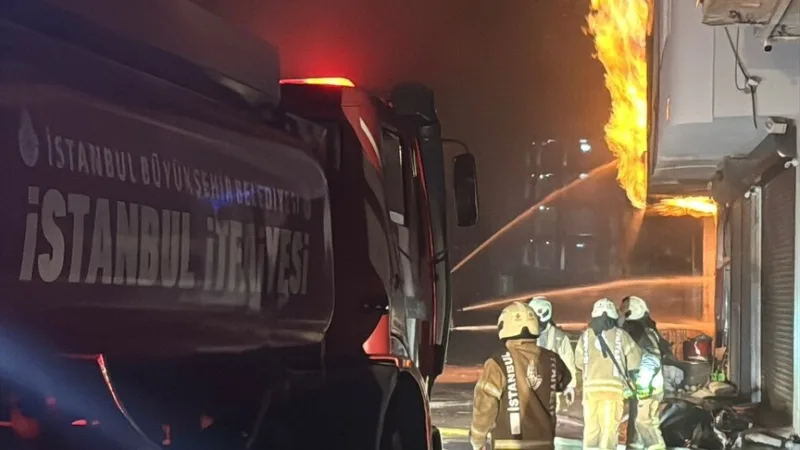 Er wordt ingegrepen bij een brand die op een werkplek in Başakşehir is uitgebroken