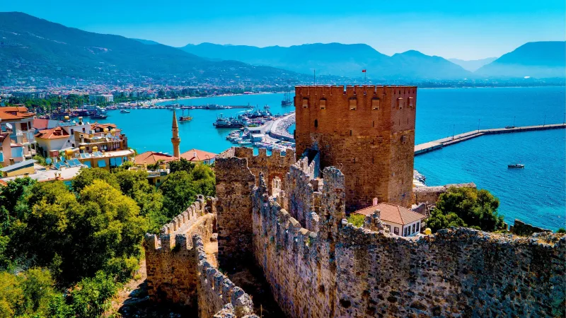 Alanya Castle (Alanya Kalesi) is the city’s main attraction and symbol