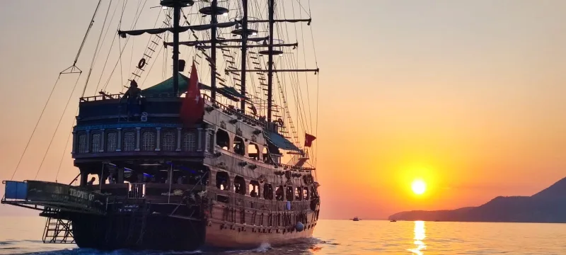 Sunset tour on the ship with dinner, animation and unlimited drinks