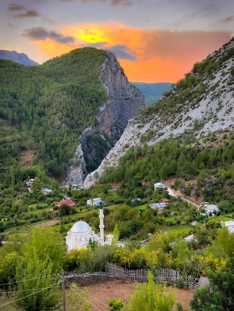 Hidden Treasures of Dim Valley: villages and canyons