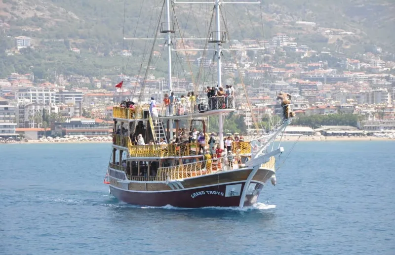 Breeze and Serenity: Relaxing cruise from Alanya