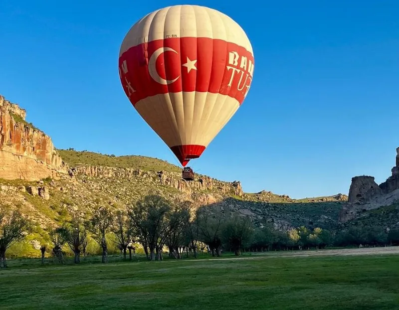 Een ballonvaart in Ichlar